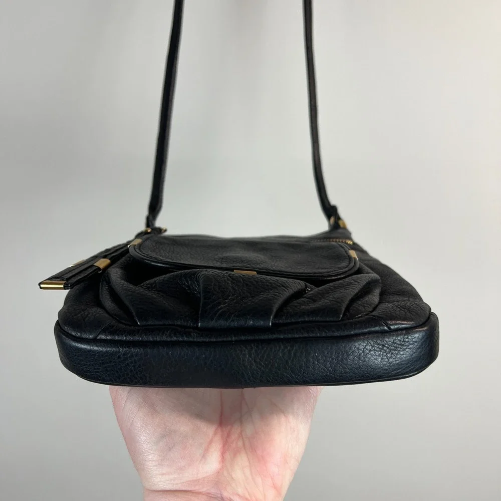 B. Makowsky Crossbody Bag Black Soft Leather Purse Gold Zipper‎ Magnet Pockets
